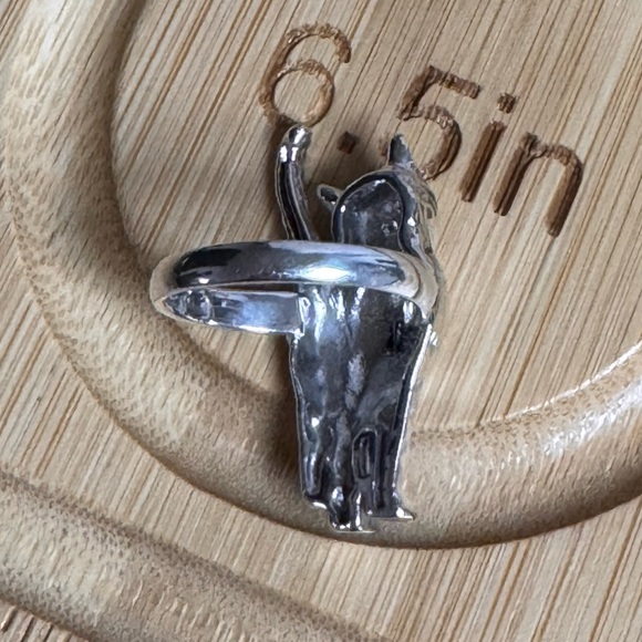 Art Nouveau Style Cat Ring with Peridot eyes
925 Sterling Silver - Picture 7 of 9